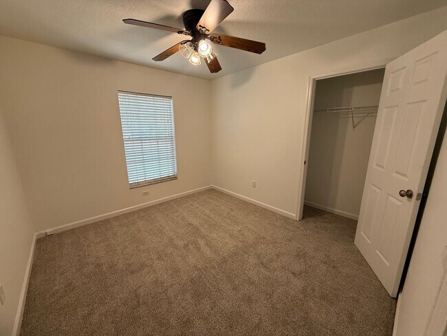 Building Photo - Charming 3/2 home