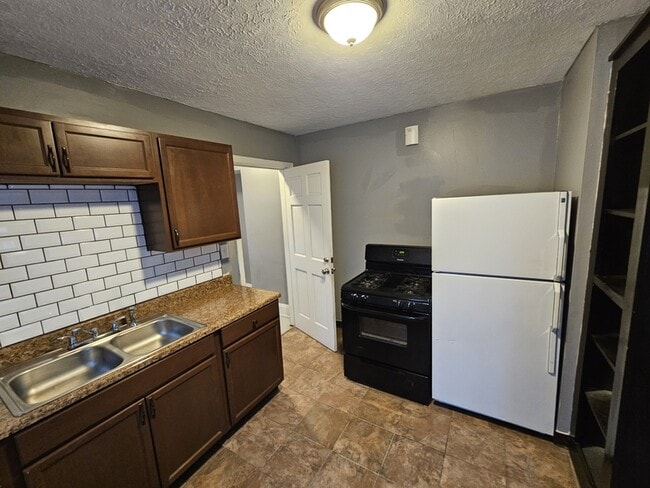 Building Photo - 4915 E 109th St