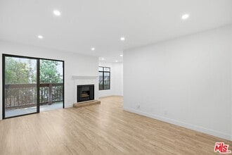 Building Photo - 13025 Moorpark St