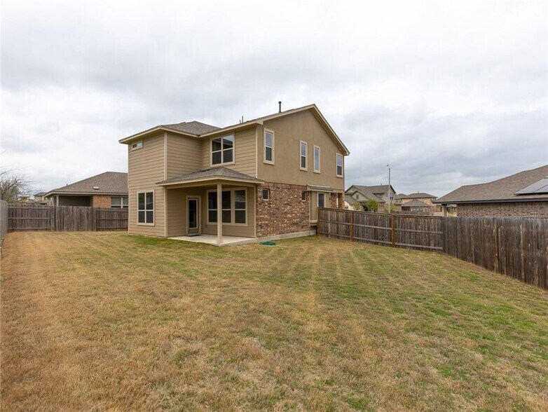Large outdoor area for children and pets - 1014 Chad Loop