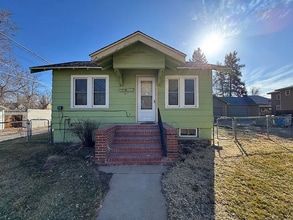 Building Photo - 4 bedroom 2 bathroom home!