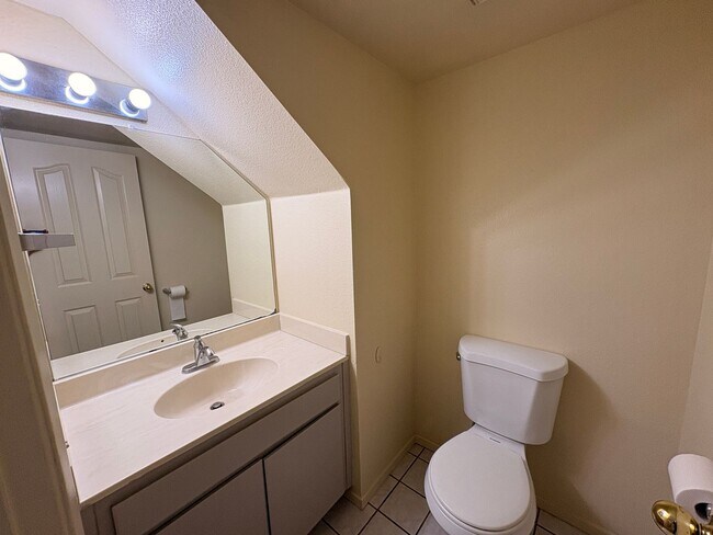 Building Photo - 4 Bed, 2.5 Bath in Rialto!