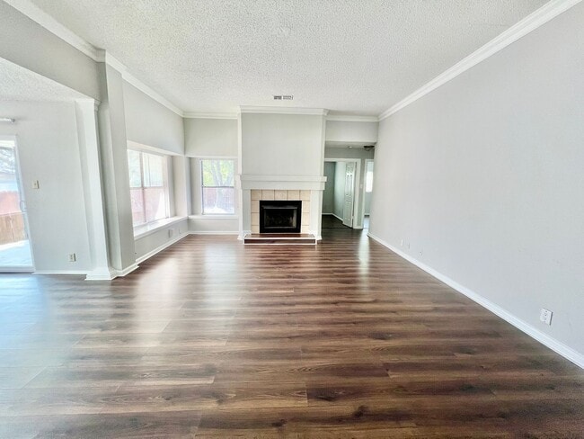 Building Photo - Charming 3BR Home Near Randolph AFB with Fireplace & Covered Patio!