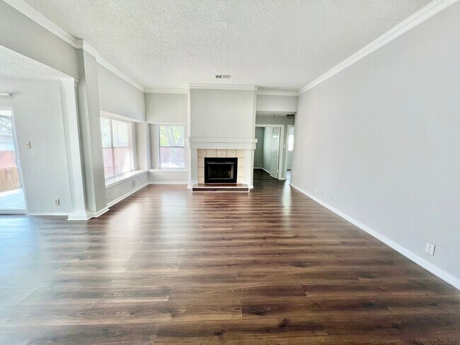 Building Photo - *MOVE IN SPECIAL* Charming 3BR Home Near Randolph AFB with Fireplace & Covered Patio!