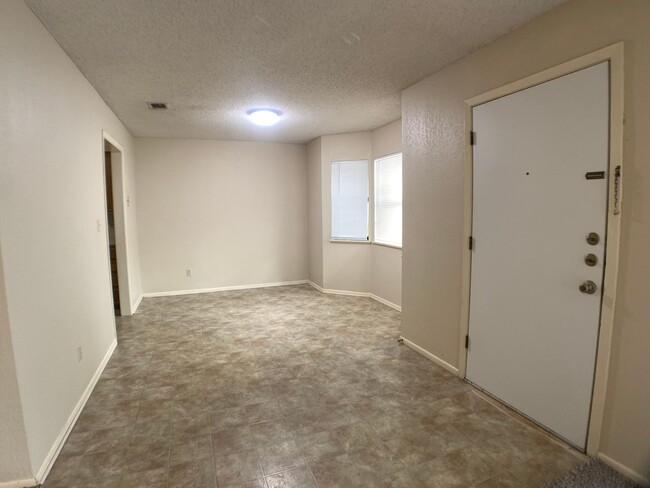 Building Photo - 2/2 Apartment on The Hill! Minutes from La...
