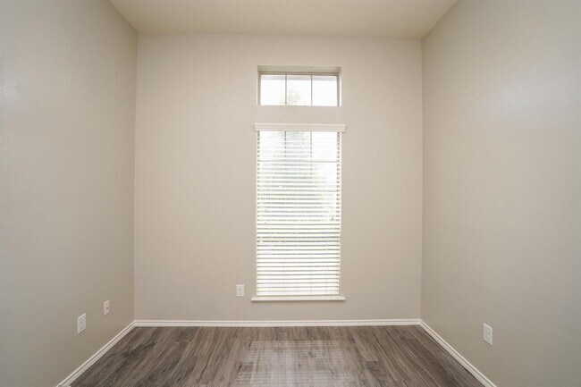 Building Photo - 7907 Flowing Oak Ln