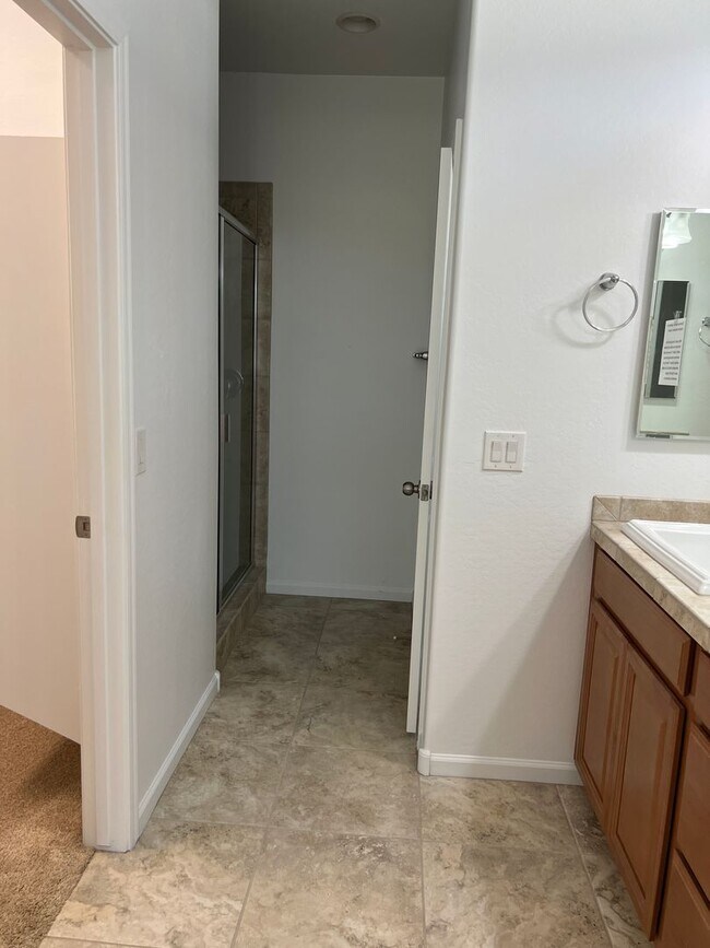 Building Photo - Spacious 4-Bedroom Home in Valencia Height...
