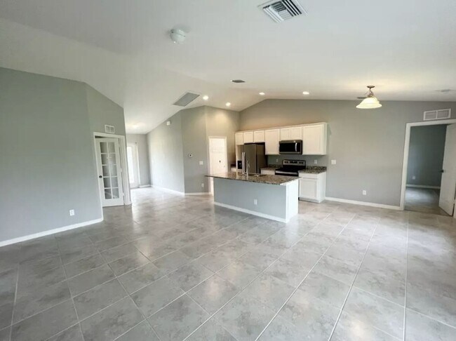 Building Photo - AVAILABLE NOW! 3 Bedroom + Den - 2 Bathroo...