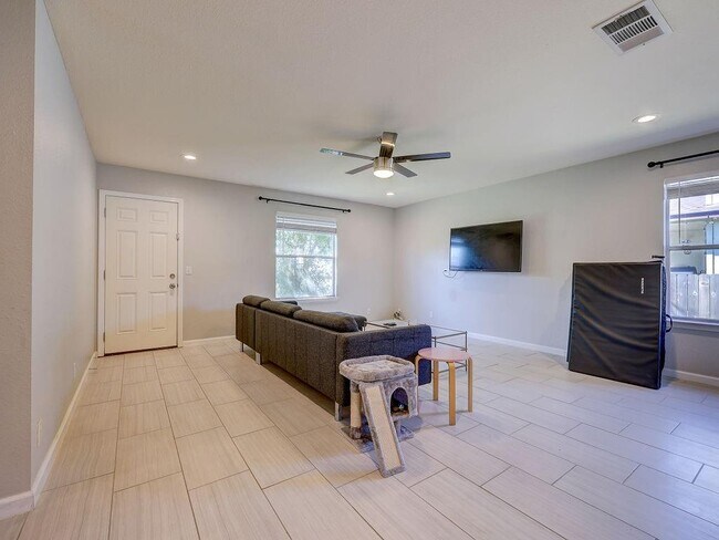 Building Photo - 148 Sapphire Lake Dr