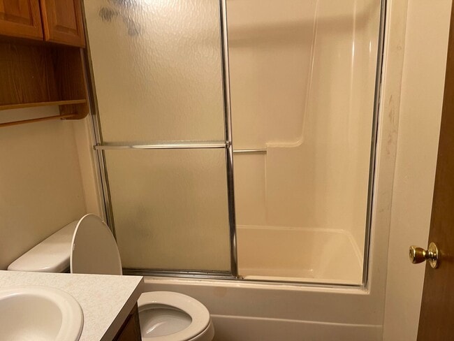 Building Photo - 2 bedroom 1 bathroom upstairs apartment fo...