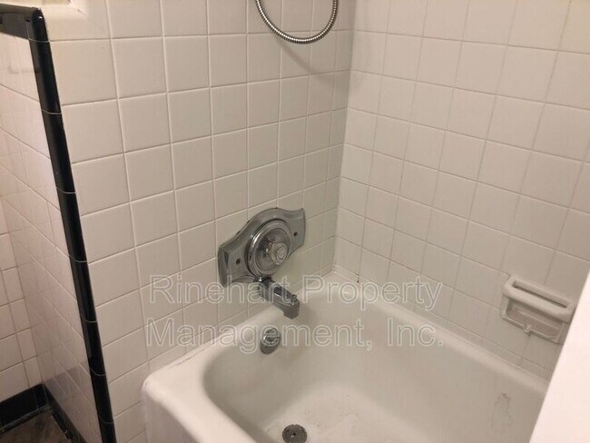 Building Photo - 2704 Ridgewood Ln