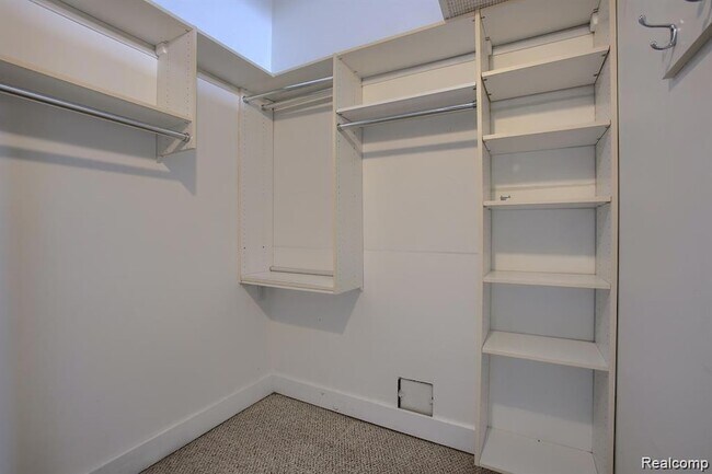 Building Photo - 6533 E Jefferson Ave