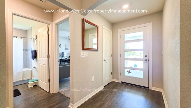 Building Photo - EXCEPTIONAL 3 BEDROOM/2 BATH HOME PLUS LARGE FENCED YARD! LONG TERM LEASE- UNFURNISHED!