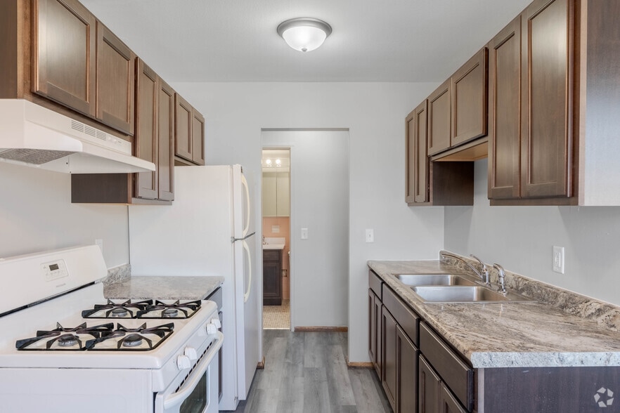 2BR,1BA - 724SF - Kitchen - Portland Terrace