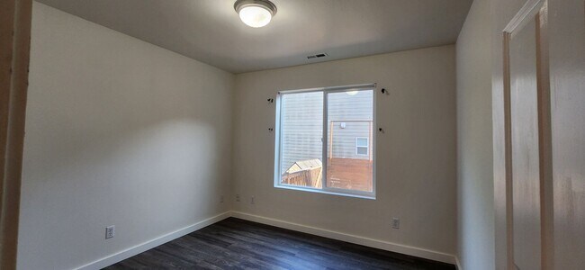 Building Photo - 5 bedroom 2.5 Bathroom single family home ...