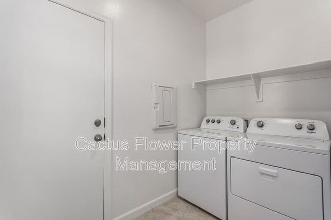 Building Photo - 2037 W Shelly Ave