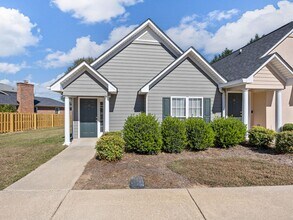 Building Photo - Charming 2 BR, 2.5 BA, One Story End Unit ...