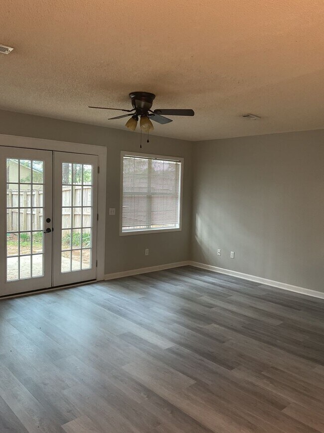 Building Photo - Briarwood West!!  LVP In Living Room!!