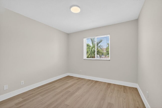 Building Photo - 2213 Oakmont Dr