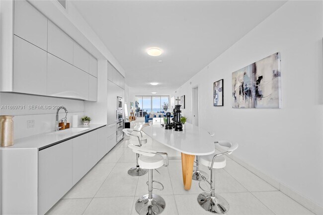 Building Photo - 16901 Collins Ave