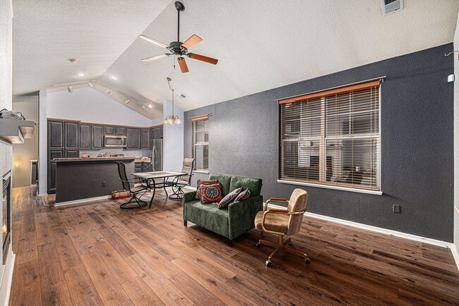 Building Photo - Single room for rent in the heart of Heather Ridge