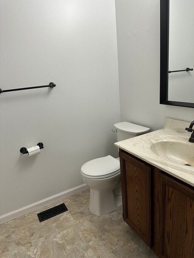 Building Photo - Beautiful 4Bedroom 2.5 bath 2 Car Garage I...