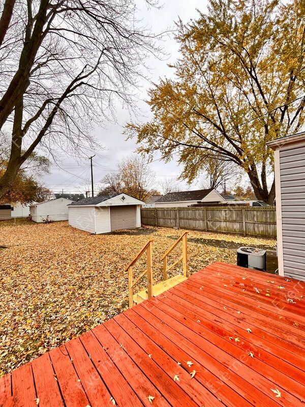 Building Photo - 11520 Maxwell Ave