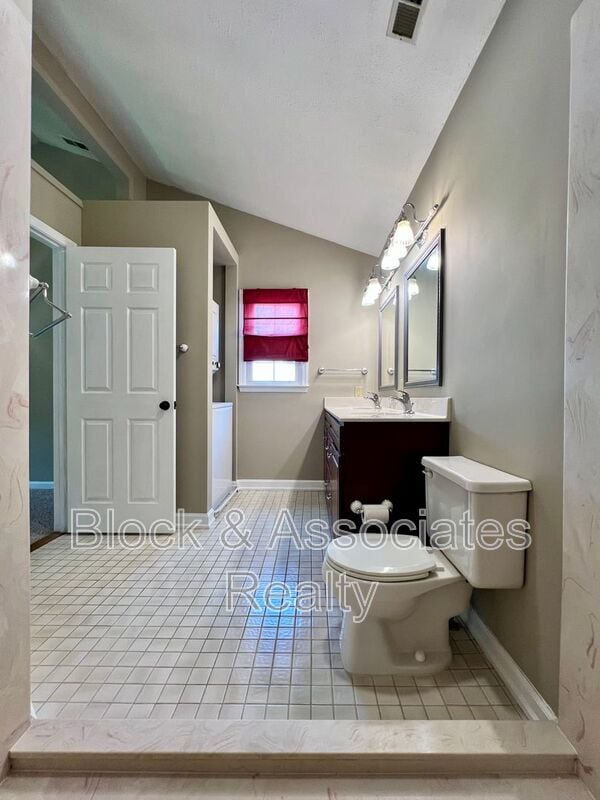 Building Photo - 1613 Round Hill Cir