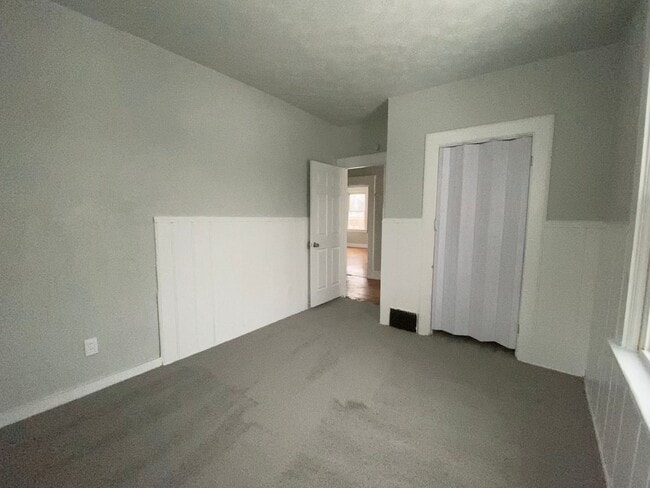 Building Photo - CENTRALLY LOCATED 6 BEDROOM 2 BATH OVER 2200 SQ FT!