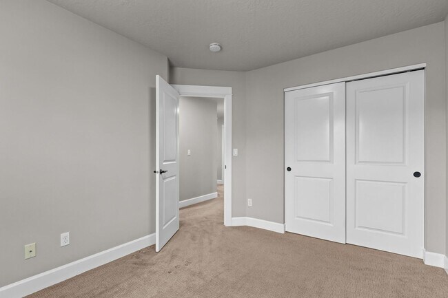 Building Photo - Beautiful SE Bend Home | Spacious Floorplan | Fenced Backyard | Near Parks & Trails