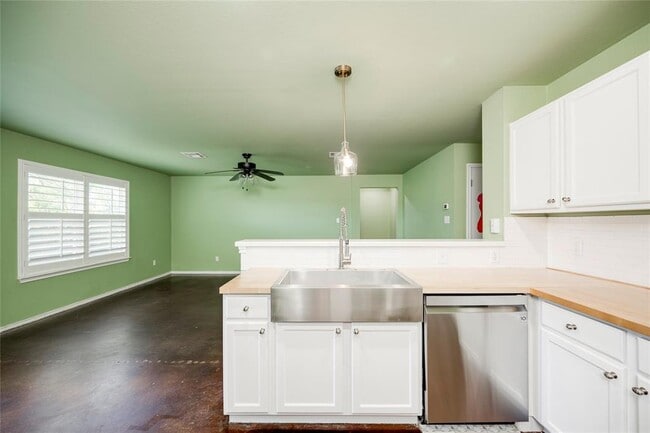 Building Photo - 18325 Maxa Dr