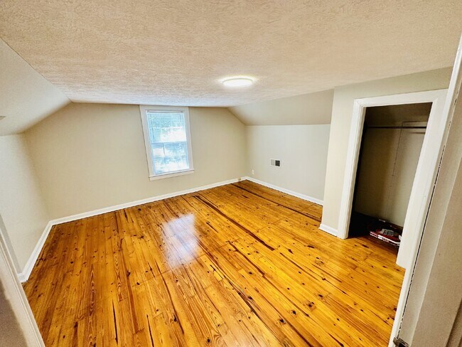 Building Photo - Wonderful 3BR/2.5BA in Hendersonville!