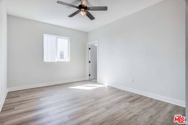 Building Photo - 624 W 83rd St