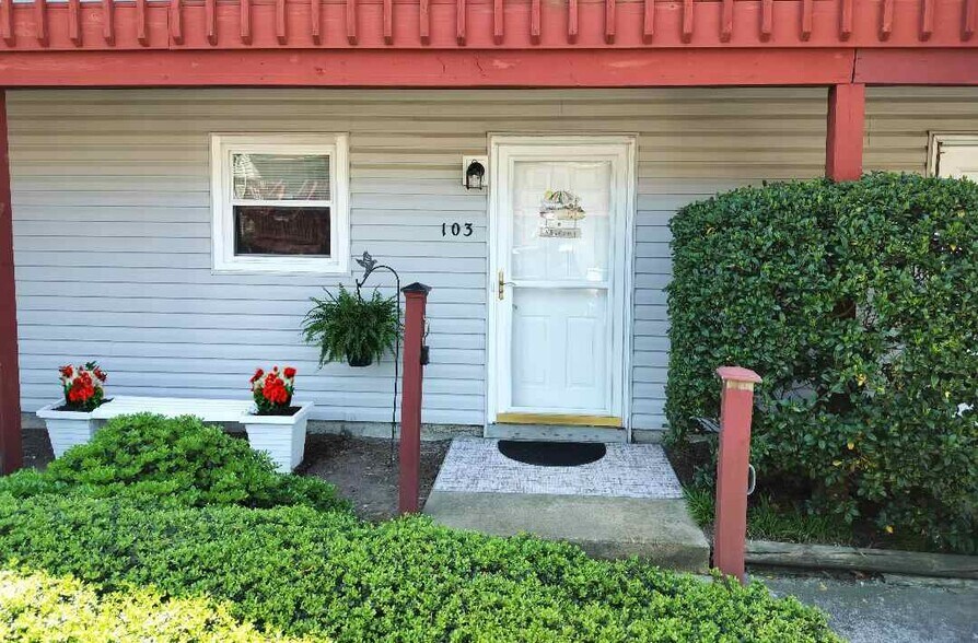 Building Photo - 500 Barberton Dr
