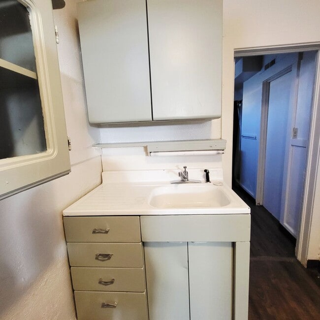 Building Photo - Move-In Special! $400 Off! -  Eastside Efficiency Apt in Triplex  $800/$800