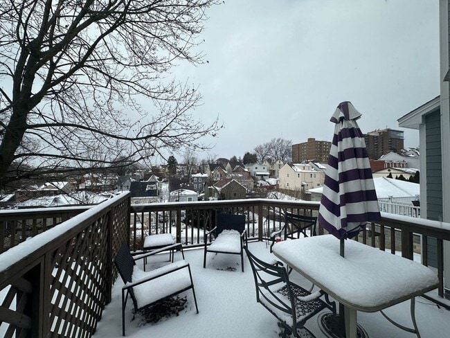 Building Photo - *** Amazing Apartment in Mt. Washington * Pet Friendly * Duplex style * Available Now * Spacious ...