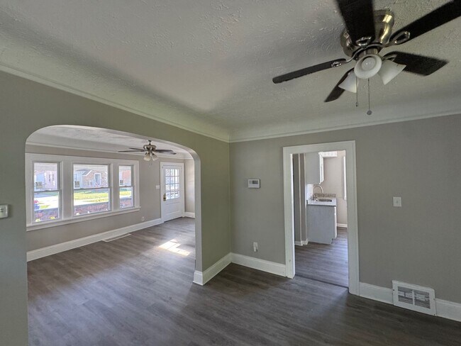 Building Photo - Charming 3-Bedroom Property in Prime Location
