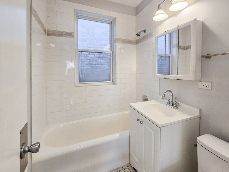 Building Photo - 3711 N Kenmore Ave