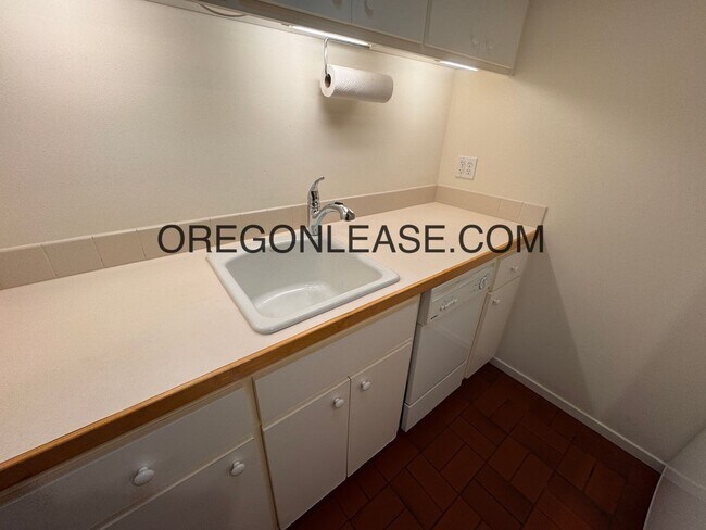 Building Photo - 1 bedroom 1 bath downtown apartment - available now