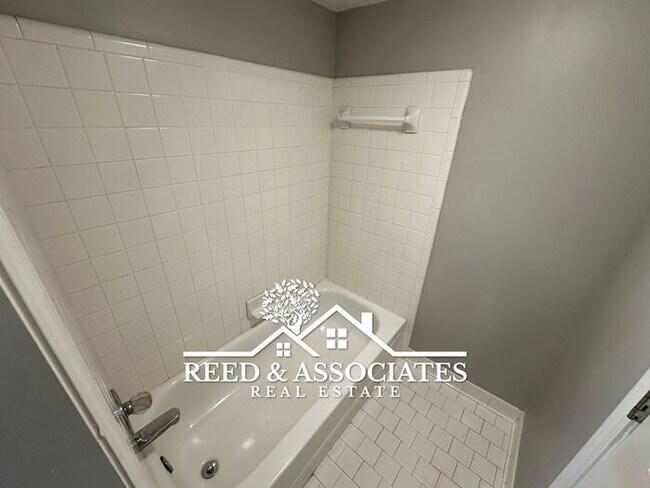 Building Photo - Charming Town Home with FRESH NEW PAINT!