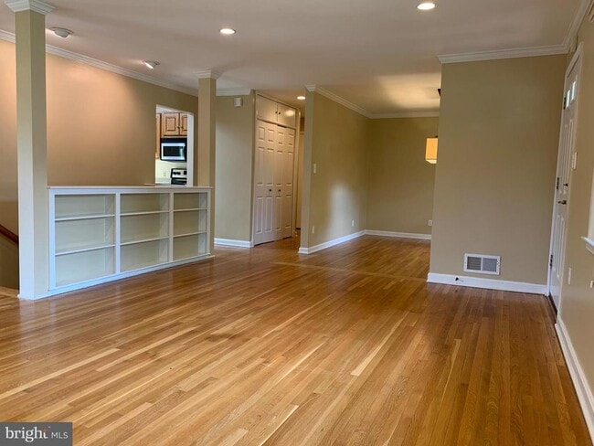 Building Photo - 1334 Mayflower Dr