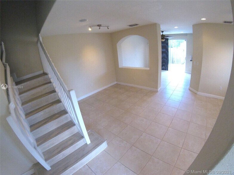 Building Photo - 990 NW 99th Ct