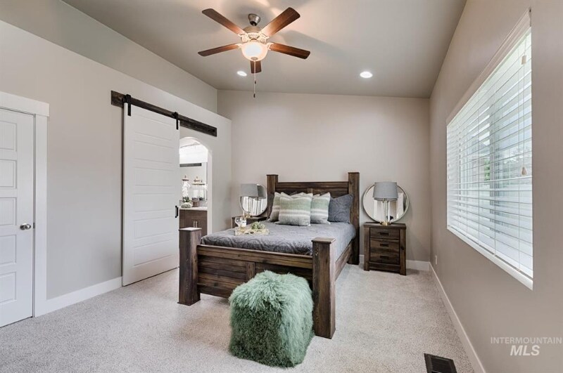 Building Photo - 1115 W Olds River Dr