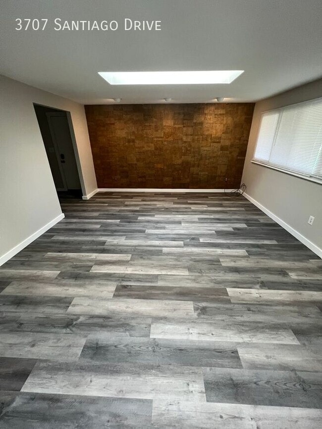 Building Photo - 3707 Santiago Dr