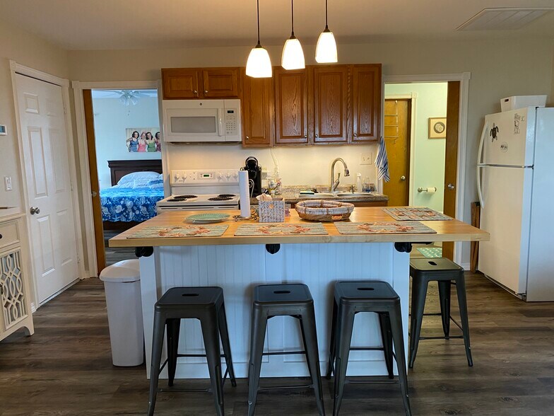 Building Photo - 5802 Monterey Ave