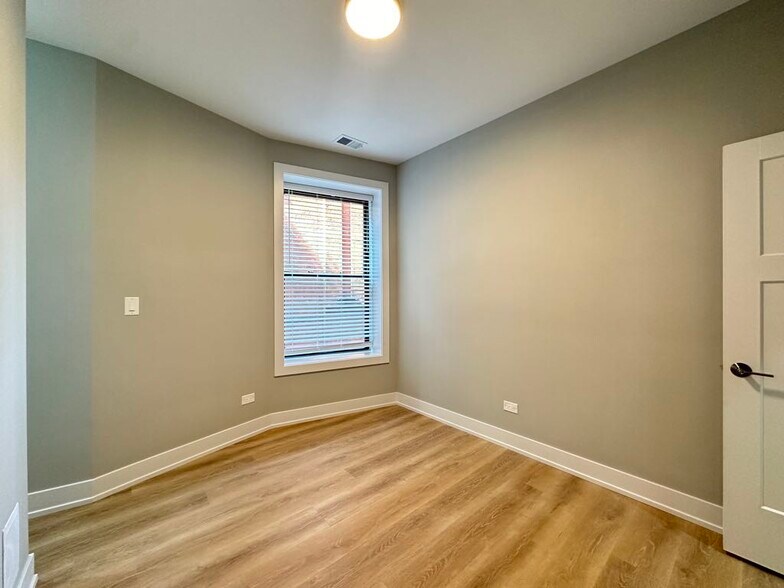 Building Photo - 419 W Belden Ave