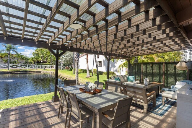 Building Photo - 2665 Parkview Dr S