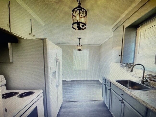 Building Photo - 3 bedroom 1 Bathroom