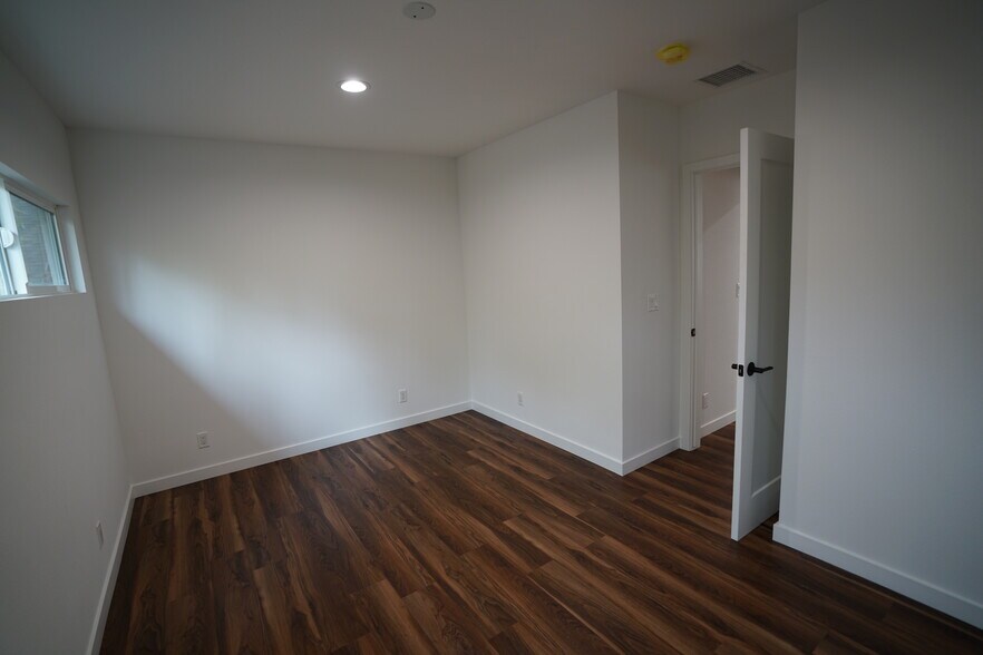 Building Photo - 4466 Sherman Oaks Cir