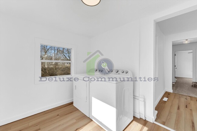 Building Photo - 3 Bed, 1 Bath, Single Family Home